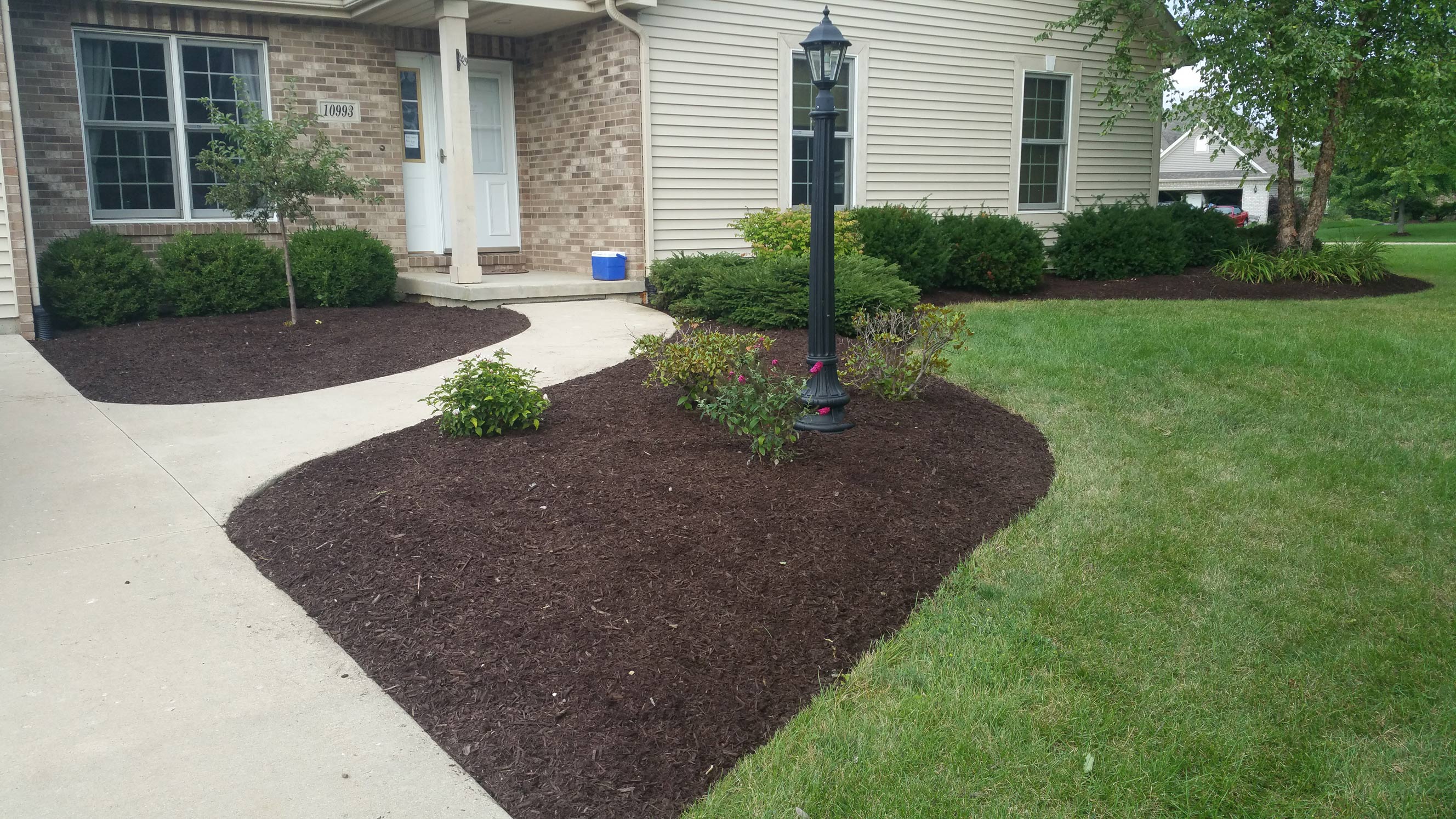 Kenosha Mulch Service | Mulching Weed Control | Brown Dyed Mulch Delivery